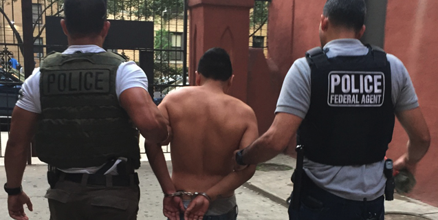 Cómo los Cargos Criminales Afectan su Estatus Migratorio